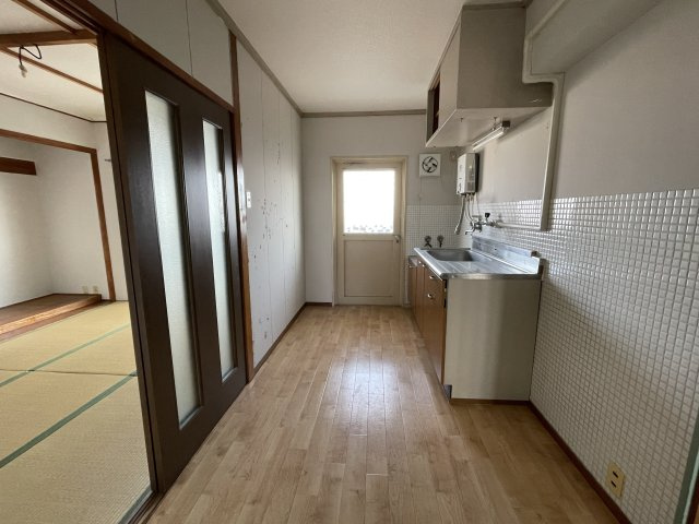 大蔵谷住宅のキッチン|【キッチン】
勝手口付きで採光が確保されたキッチン。ベランダに出入り可能です。手軽に換気がしやすく、匂いや空気がこもりにくい空間です。