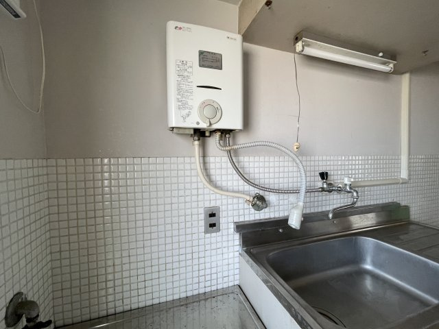 大蔵谷住宅のキッチン|【キッチン】
壁面には給湯設備が備えられ、季節を問わず快適に使用可能。キッチンまわりはタイル貼りになっており、水はねにも強くお掃除がしやすい仕様です。