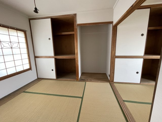 大蔵谷住宅の和室|【和室/約4.5帖】
布団や座布団など、かさばる物も収納しやすい押し入れ付き。来客用の寝具や季節家電、衣装ケースなどをまとめて保管できます。