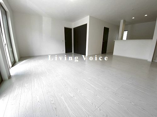 【居間・リビング】 | 【仲介手数料０円】茅ヶ崎市柳島2期　新築一戸建て　1号棟　全2棟 | 茅ヶ崎市柳島2期　新築一戸建て　全2棟