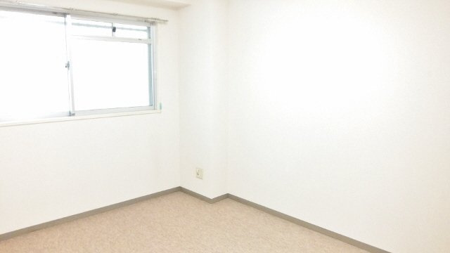 ペアヒルズ大野の居間・リビング|廊下側の洋室