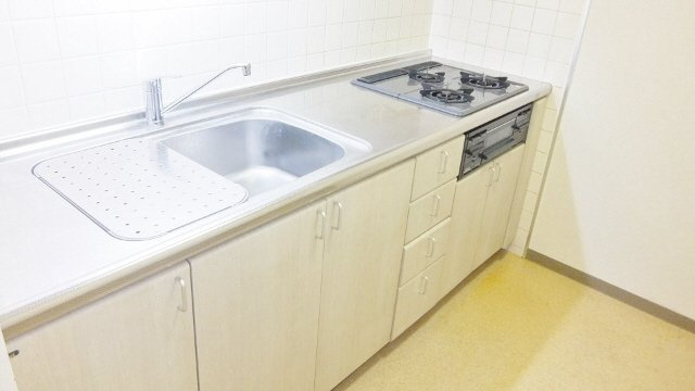 ペアヒルズ大野のキッチン|３つ口キッチン完備です