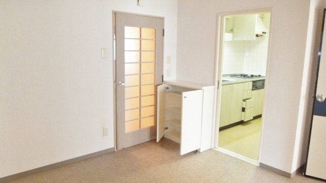 ペアヒルズ大野の居間・リビング|キッチンは独立タイプです