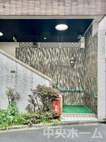 マンション道灌山のエントランス|【エントランス】マンションのエントランスは、その物件の印象を決める、顔とも言える場所です。毎日通る場所ですからきれいなのが一番です。エントランス内はオートロックですので暮らしの安全も確保されています。