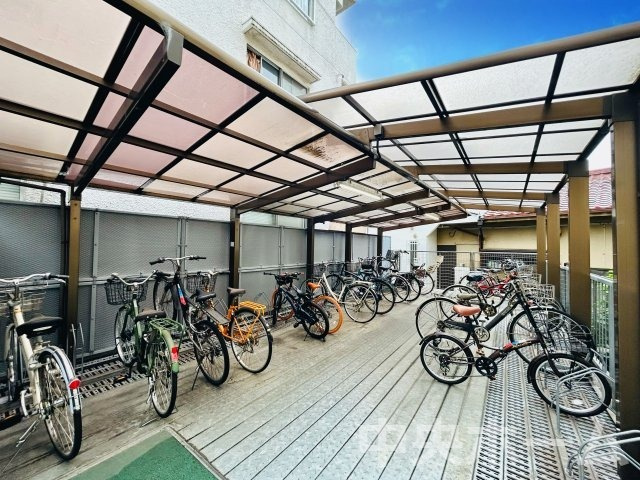 マンション道灌山の駐輪場|【自転車置き場】最新の空き状況や費用などの詳細は担当スタッフまでお問い合わせください。