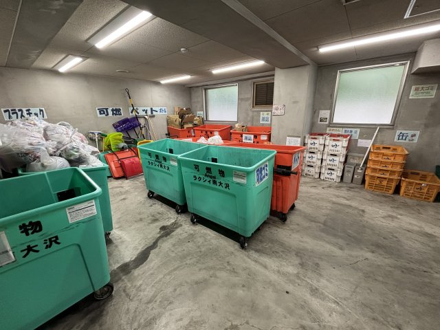 ゴミ置き場、雨の日でも濡れずにゴミ出し可能です。