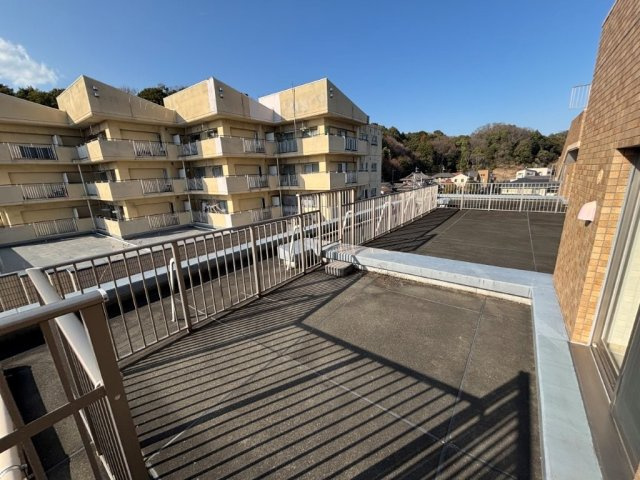 68㎡のルーフバルコニーからは南大沢アウトレットが見えます。