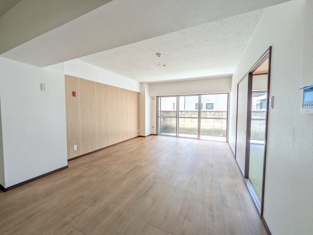 八王子元横山町マンションの居間・リビング|～12.0帖の明るいLDKで、家族団欒の時間をお過ごしいただけます～