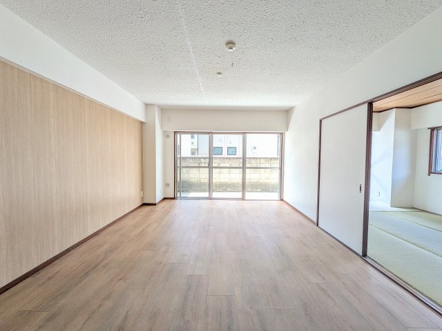 八王子元横山町マンションの居間・リビング|～12.0帖の明るいLDKで、家族団欒の時間をお過ごしいただけます～