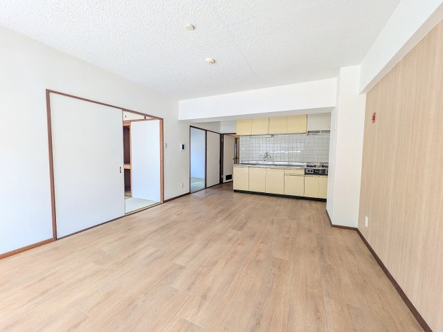 八王子元横山町マンションの居間・リビング|～12.0帖の明るいLDKで、家族団欒の時間をお過ごしいただけます～