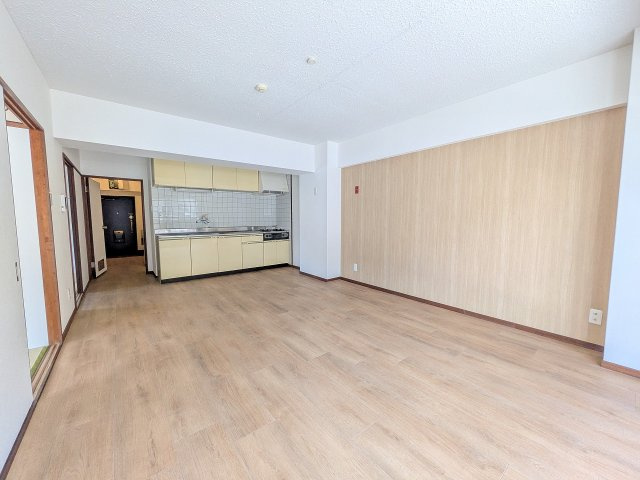 八王子元横山町マンションの内装|～12.0帖の明るいLDKで、家族団欒の時間をお過ごしいただけます～