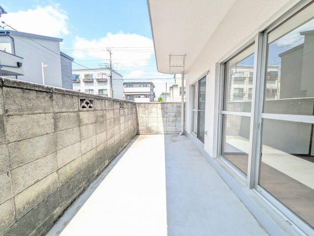 八王子元横山町マンションのバルコニー|～2部屋から出入り可能なバルコニー