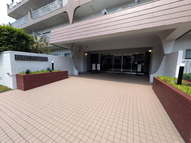 八王子元横山町マンションのエントランス|～管理形態は全部委託式　キレイにメンテナンスされているマンションです～