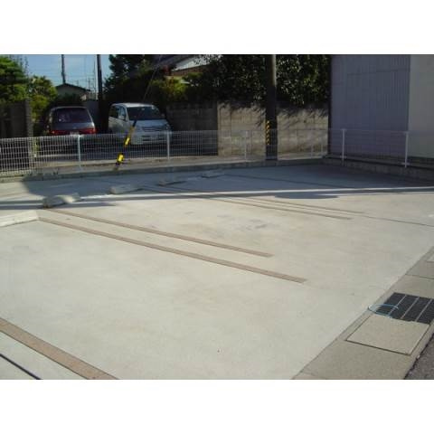 メゾン・ソレーユの駐車場