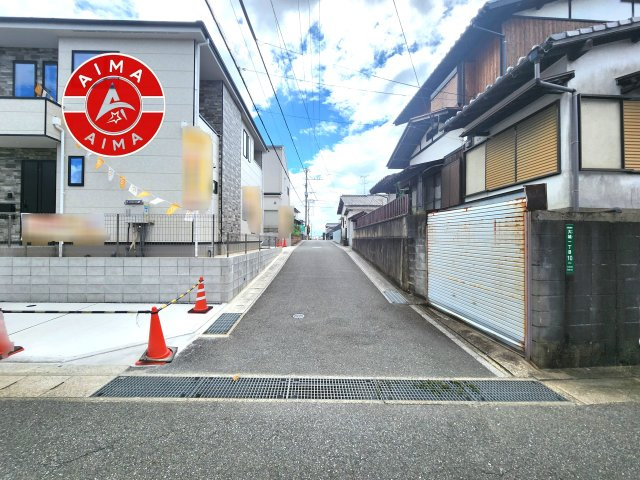 大野城市大城１丁目第2-3棟（1号棟）　の前面道路含む現地写真|前面道路は閑静な住宅地をはしる車通りの少ない道路。お車の出し入れが苦手なママや小さなお子様にも安心ですね。しっかり舗装もされているので、ベビーカーや自転車で通っても快適に通行できます。