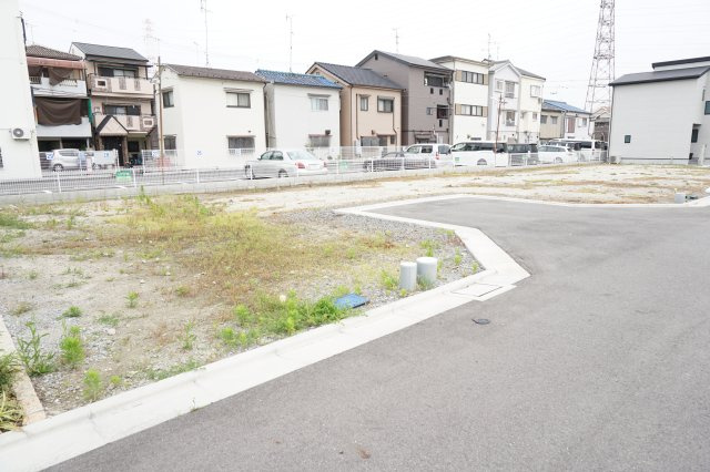 売土地　四條畷市美田町11・12号地（建築条件なし更地）の前面道路含む現地写真