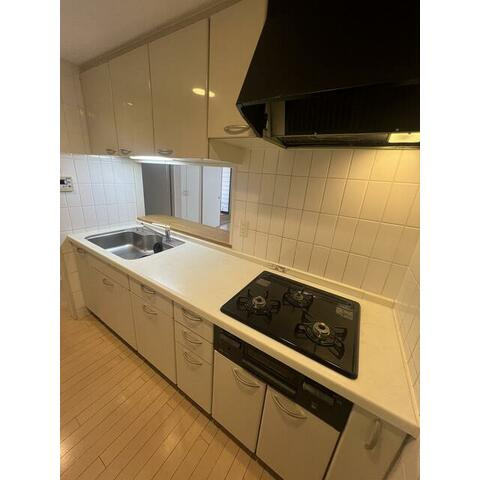 エスト・グランディール横濱関内のキッチン|ガス3口システムキッチン♪