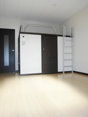 【居間・リビング】 | レオネクストサンシティーⅢ | 造り付けハイベットタイプのお部屋です