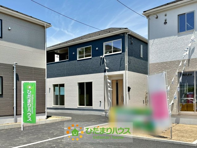 古河市諸川第9　新築一戸建て　02　クレイドルガーデンの外観|モダンな印象のネイビーと、温かみのあるホワイトのコントラストが美しい外観です。広々としたバルコニーや、採光に優れた大きな窓もポイント。