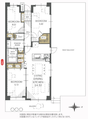 大宮パーク・ホームズの居間・リビング|明るい陽光が差し込むリビングは、家族の笑顔が自然と集まる空間。木の温もりを感じるデザインは、大切なペットもリラックスできるはず。広いルーフバルコニーと繋がる、開放感あふれる暮らしを体感してください。