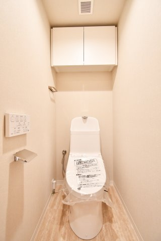 大宮パーク・ホームズの独立洗面台|三面鏡の裏に収納を備えた、機能的な洗面化粧台へ新規交換。朝の忙しい時間も、広い鏡と明るい照明が家族の支度をスムーズにサポートします。フルリノベーションならではの、清潔感と使い勝手の良さが魅力です。