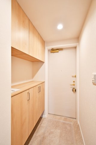 大宮パーク・ホームズの独立洗面台|三面鏡の裏に収納を備えた、機能的な洗面化粧台へ新規交換。朝の忙しい時間も、広い鏡と明るい照明が家族の支度をスムーズにサポートします。フルリノベーションならではの、清潔感と使い勝手の良さが魅力です。