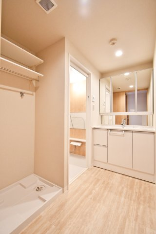 大宮パーク・ホームズの浴室|一日の疲れを癒すバスルームも新規交換。木目調のアクセントパネルが落ち着いた空間を演出。アフターサービス保証付きで、購入後も安心。お子様とのバスタイムもゆったり過ごせる清潔感溢れる空間です。