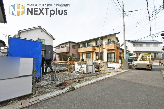 白岡市小久喜　全2棟の前面道路含む現地写真|東側4.0mの前面道路は、落ち着いた住宅街が広がる穏やかな環境です。スムーズに出入庫できる並列2台のカースペースを確保。毎日の車移動もストレスなく、ゆとりある新生活をサポートします。