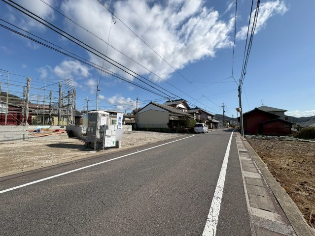 クワイエ　各務原市鵜沼西町１丁目第１　全３区画分譲の前面道路含む現地写真|「現地（2026年2月28日）撮影」　
■前面道路　
■ヤマダ不動産　株式会社リライフ