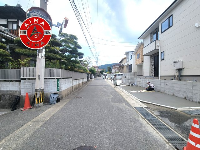 大野城市大城１丁目第2-3棟（3号棟）　の前面道路含む現地写真|前面道路は閑静な住宅地をはしる車通りの少ない道路。お車の出し入れが苦手なママや小さなお子様にも安心ですね。しっかり舗装もされているので、ベビーカーや自転車で通っても快適に通行できます。