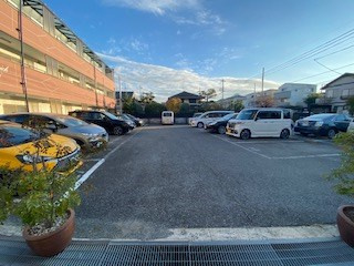 ニューマリッチ魚崎の駐車場