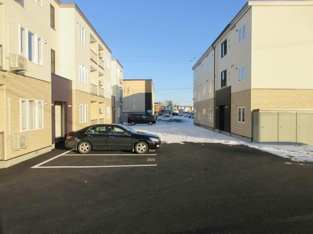 カーサ・ラフィーネの駐車場