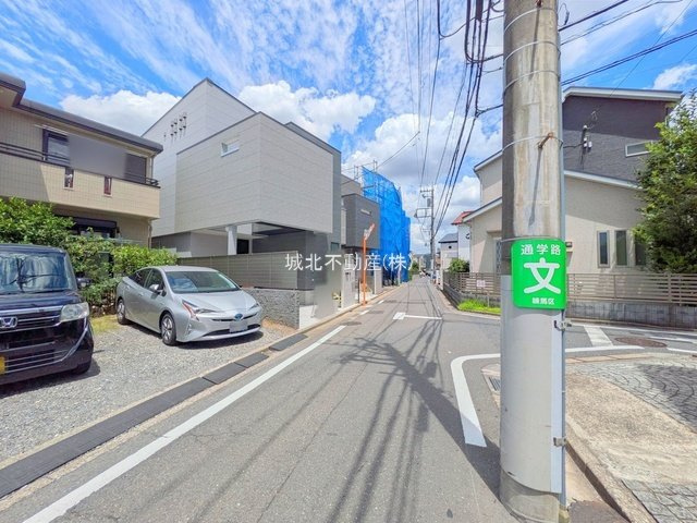 練馬区東大泉3丁目 全4棟A号棟の前面道路含む現地写真