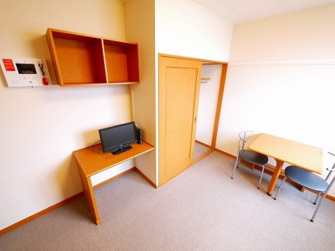 レオパレスルイソウの洋室|コンパクトで使いやすい洋室です