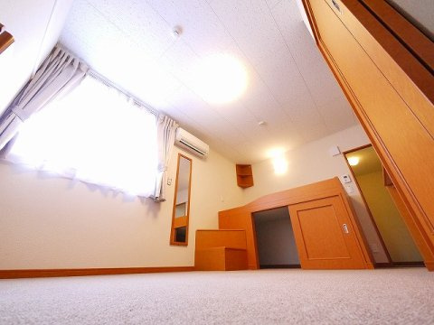レオパレスルイソウの洋室|使い勝手のいい洋室です