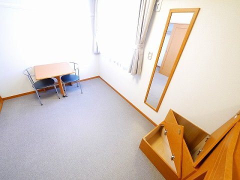 レオパレスルイソウの洋室|コンパクトで使いやすい洋室です