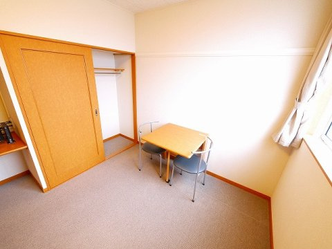 レオパレスルイソウの洋室|明るい洋室です