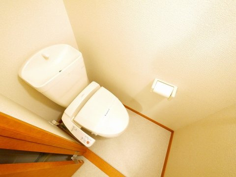 レオパレスルイソウのトイレ|落ち着いた色調のトイレです