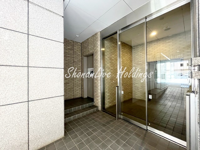 横浜市中区日本大通の賃貸マンションのエントランス