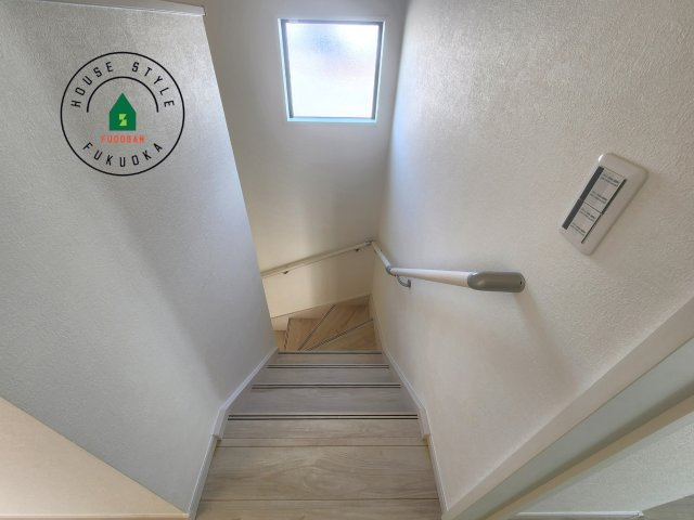 糟屋郡宇美町宇美東3丁目第3-3棟（1号棟）　の内観：施工例|＜手すり付階段＞手すりがないと階段の昇り降りで危険なことはもちろん、壁に手をつきながら歩くことで壁紙が汚れやすくなります。すべての方に快適に昇り降りしていただくため、手すりを設置しました。