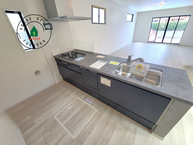 糟屋郡宇美町宇美東3丁目第3-3棟（1号棟）　の内観：施工例|ご家族を近くに感じられる対面キッチンのLDK。会話もはずみそうですね。
