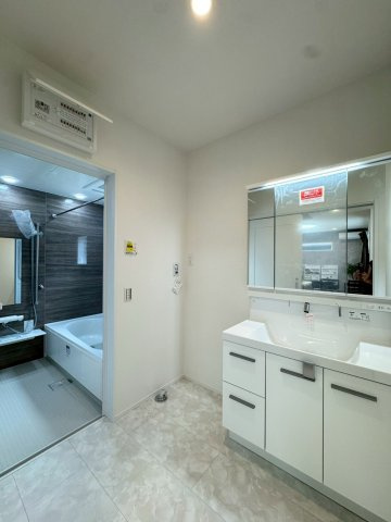 SUN COURTーサンコート－小倉南区東貫3丁目【小倉南区　新築戸建て】の独立洗面台|朝の身支度に便利な三面鏡の洗面化粧台♪　【小倉南区　新築戸建て】