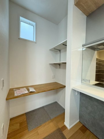 SUN COURTーサンコート－小倉南区東貫3丁目【小倉南区　新築戸建て】の居間・リビング|リビング横にはスタディカウンター付き♪　【小倉南区　新築戸建て】