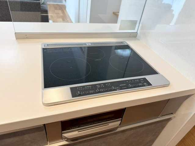 SUN COURTーサンコート－小倉南区東貫3丁目【小倉南区　新築戸建て】のキッチン|IHクッキングヒーターはフラット天板のため、サッと拭くだけでお手入れもラクラク♪【小倉南区　新築戸建て】