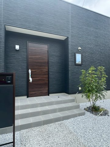 SUN COURTーサンコート－小倉南区東貫3丁目【小倉南区　新築戸建て】の玄関|植栽もあり素敵な玄関ポーチ♪　【小倉南区　新築戸建て】