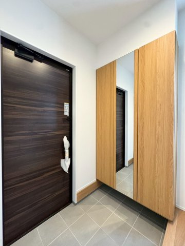 SUN COURTーサンコート－小倉南区東貫3丁目【小倉南区　新築戸建て】の玄関|姿見付きの大容量のシューズボックスを完備♪【小倉南区　新築戸建て】