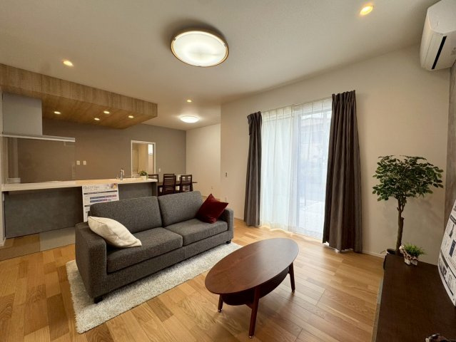 SUN COURTーサンコート－小倉南区東貫3丁目【小倉南区　新築戸建て】の居間・リビング|明るく開放的な空間を演出する天井高2.7mのリビングダイニング♪【小倉南区　新築戸建て】