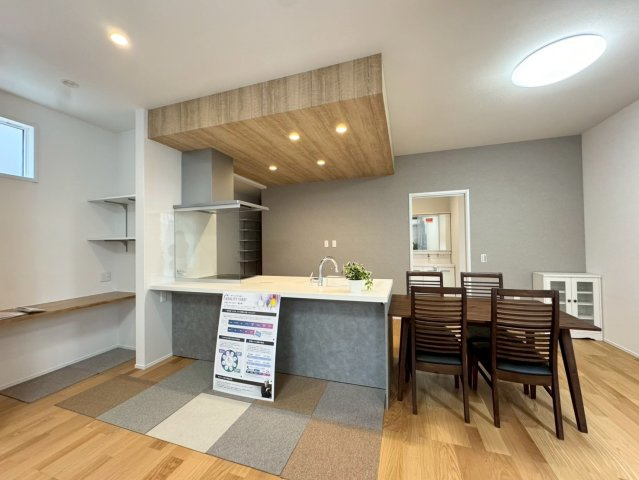 SUN COURTーサンコート－小倉南区東貫3丁目【小倉南区　新築戸建て】のキッチン|下がり天井がお洒落なキッチン♪ダイニングキッチン一体型♪　【小倉南区　新築戸建て】