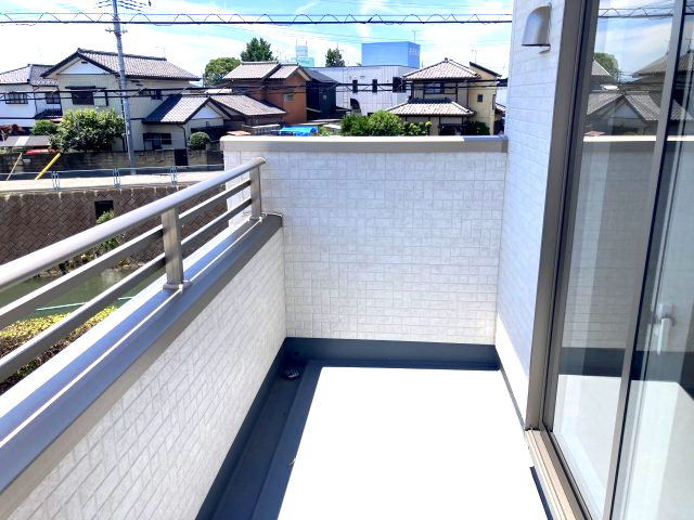 ブルーミングガーデン前橋市駒形町　2号棟のバルコニー|奥行きのあるワイドバルコニーです。洗濯物も沢山干せて便利です！南面バルコニーは、室内にも暖かな陽光を取り入れることができます☆