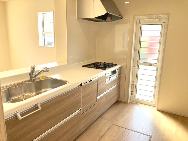 ブルーミングガーデン前橋市駒形町　2号棟のキッチン|人気のカウンターキッチン採用です☆ゴミ出しに便利な勝手口付き！
コンロも３口ご用意しています！調理スペースも広くストレスなくお料理できます。
浄水器つきなので美味しいお水も飲めますよ♪